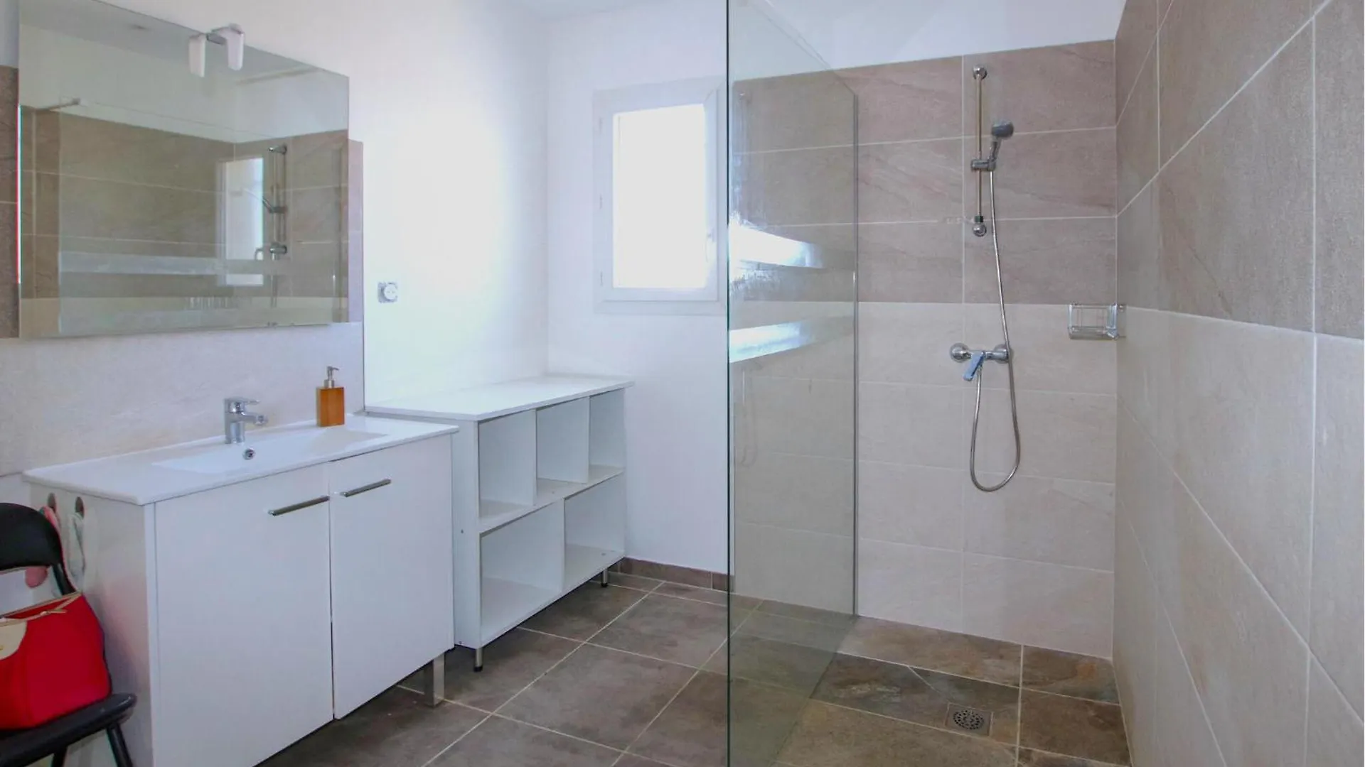 Holiday home 3 Bedroom Beautiful Home In Salavas